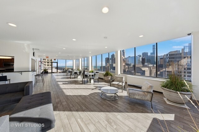 Foto del edificio - 222 E Pearson St