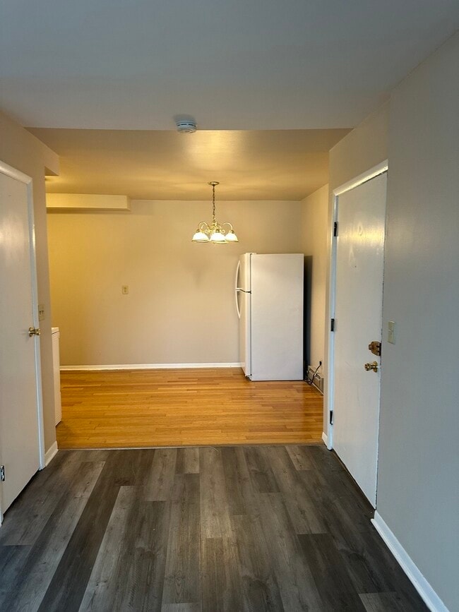 Building Photo - 1015 N Farnsworth Ave