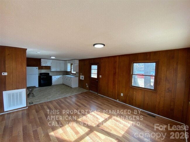 Building Photo - 3810 Vanderburg Dr S