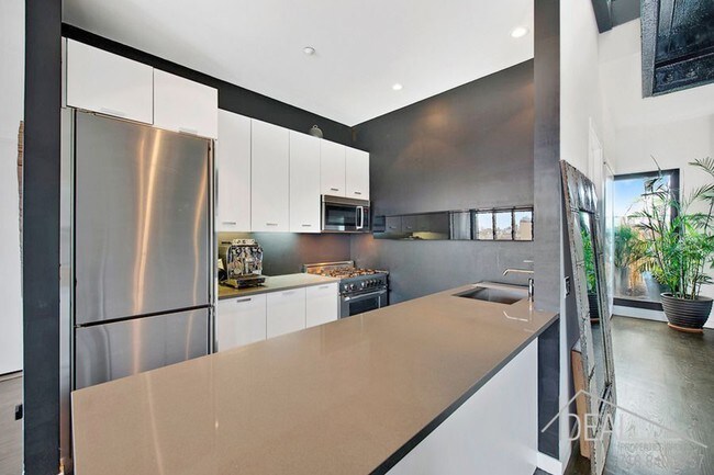 Building Photo - Penthouse 2 Bedroom Condo in Greenpoint