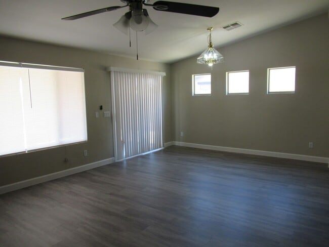 Building Photo - Nice Home in Estrella Vista Community, Goo...