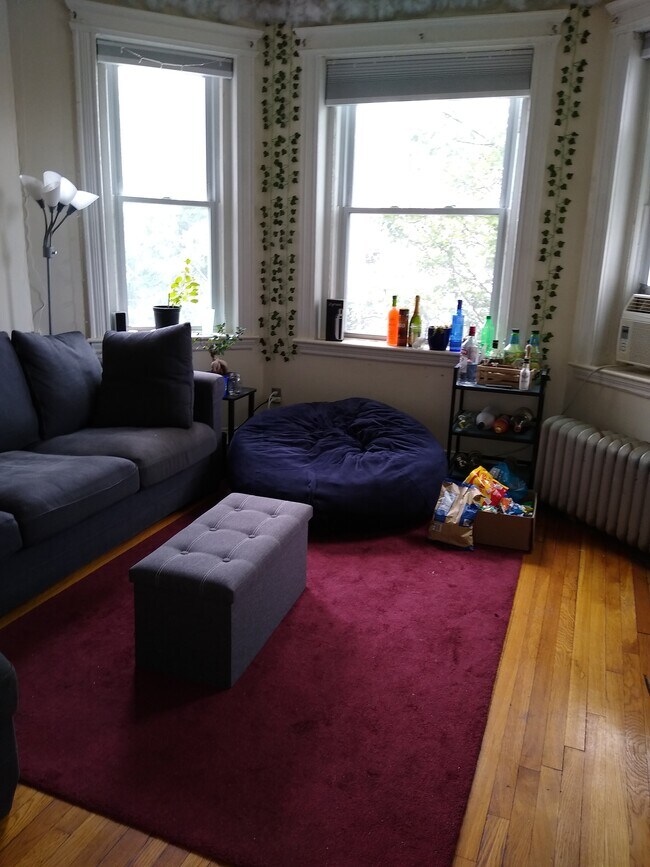 Living Room - 86 Glenville Ave