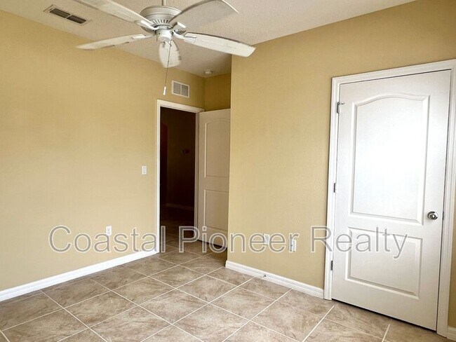 Building Photo - 1077 Brenton Manor Dr