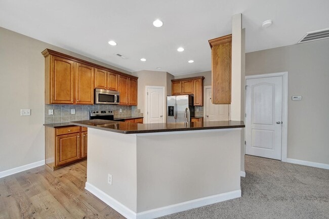 Building Photo - Beautiful Three Bed Two and Half Bath Town...