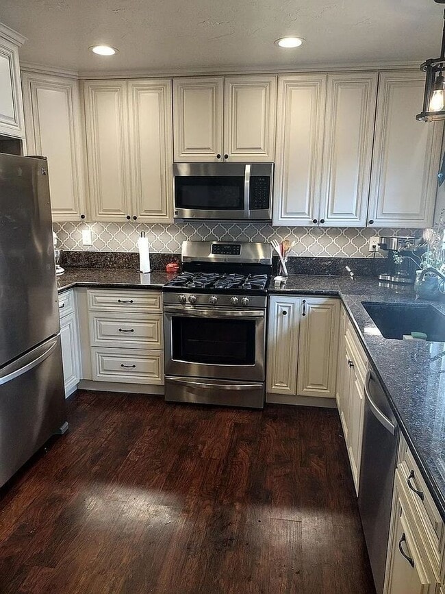 Building Photo - 2131 Greencrest Dr