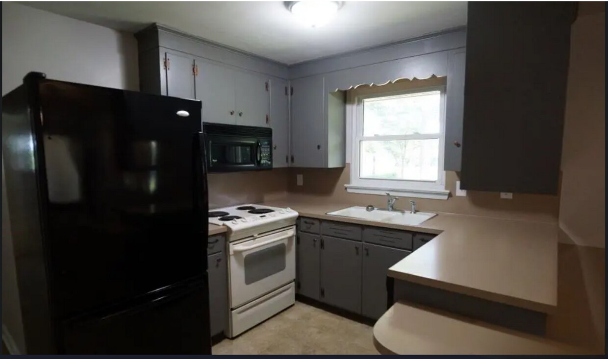 Foto del edificio - Comfortable 3 Bedroom Ranch with Carport & Lawn Care Included