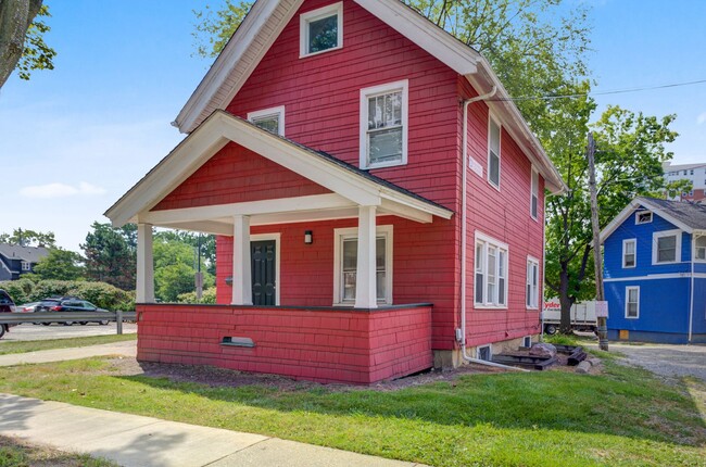 Building Photo - Guaranteed Lease - Sign Today!