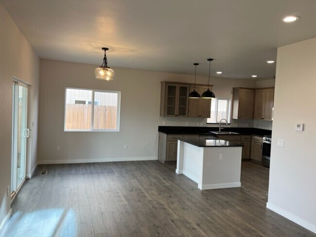 Foto del edificio - ALMOST NEW CONSTRUCTION/ 4 BEDROOM IN NEWER UPCOMING NEIGHBORHOOD
