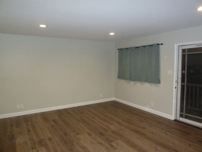 Living room - 521 Manhattan Ave