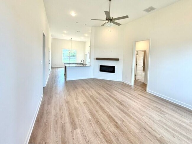 Foto del edificio - Now Leasing a brand new 5-bedroom 3 bath home in Somerville.