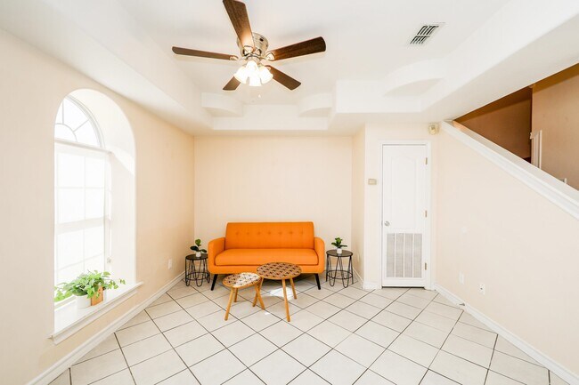 Building Photo - 1000 Ranchway Dr