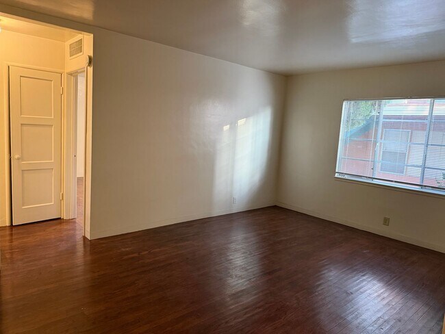 Foto del edificio - Updated Kitchen, Bathroom and Flooring in both! Great Location near Campus!