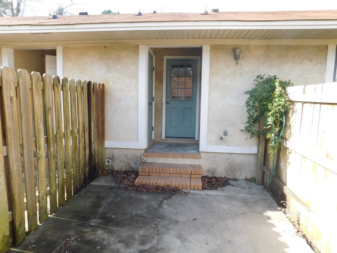 Primary Photo - Pine View Apartments