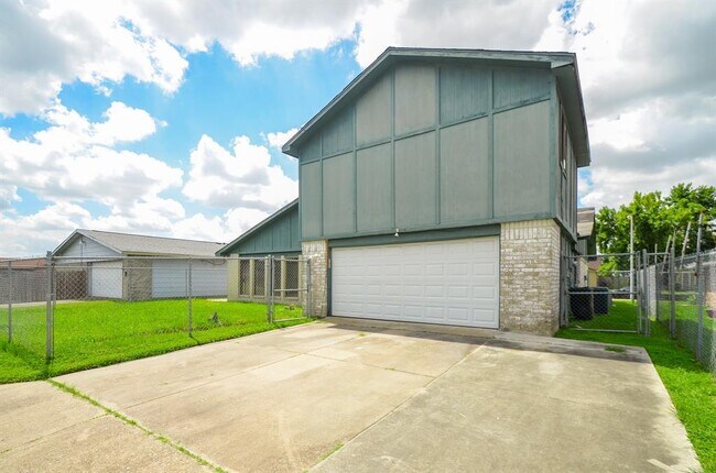 Foto del edificio - 14419 Merry Meadow Dr