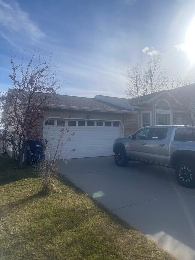 Foto del edificio - 758 E New England Dr