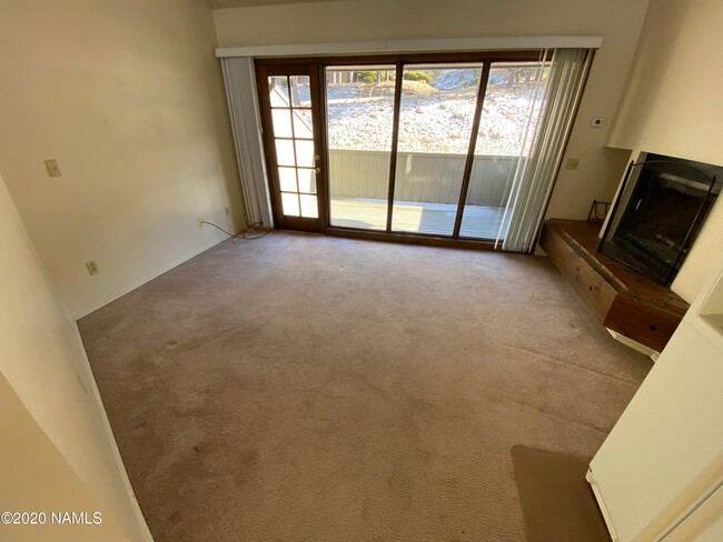 Building Photo - 2600 Valley View Dr