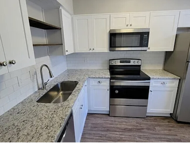 granite countertops in kitchen - 2498 Lehaven Dr