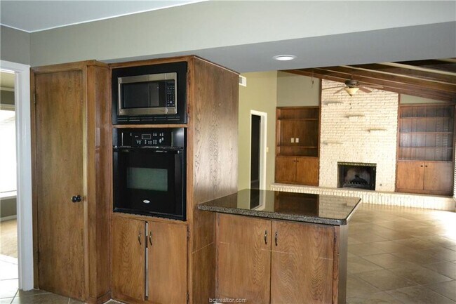 Building Photo - 1300 Laura Ln