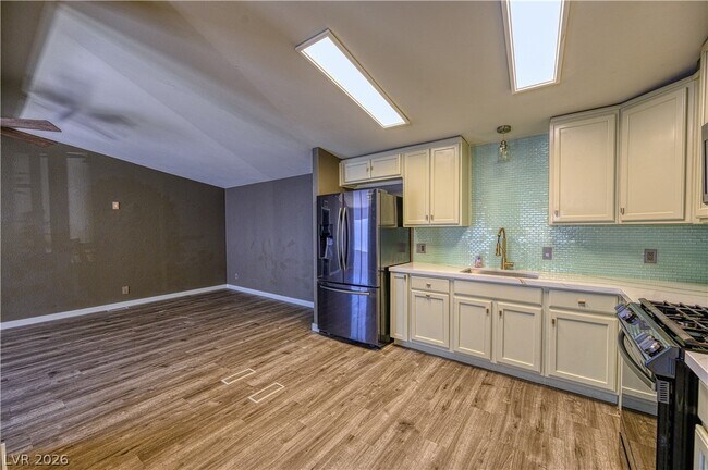 Building Photo - 5581 Wheatfield Dr
