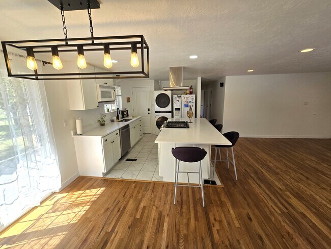 Building Photo - 9910 S Sego Lily Dr