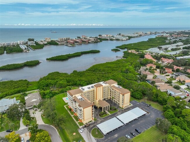 Foto del edificio - 9000 Commodore Dr