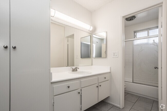 1HAB, 1BA - 725 ft² - Terrace at the Village