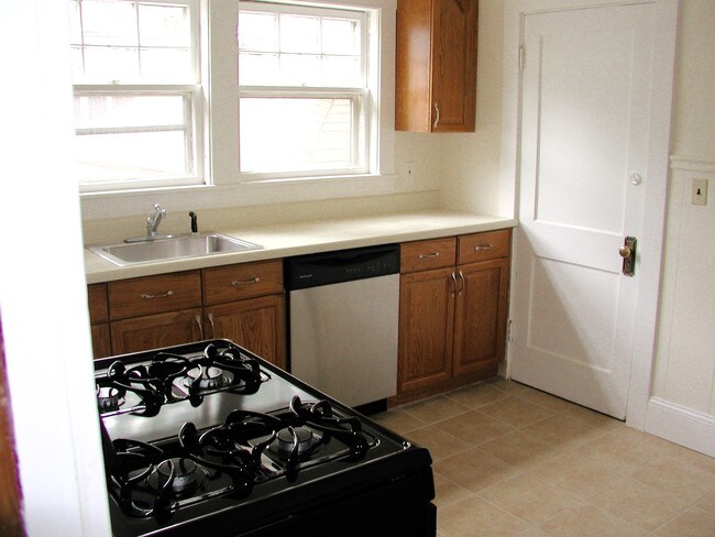 Kitchen - 13 Higgins St