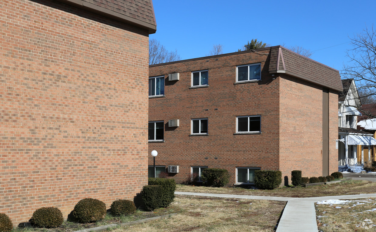 Primary Photo - Vernon Court Apartments