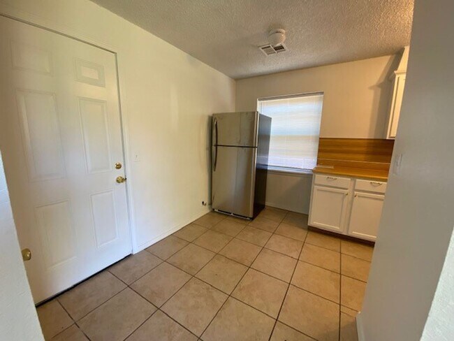 Building Photo - 3 Bed 1.5 Bath Home in Tulsa! (38th & Garn...