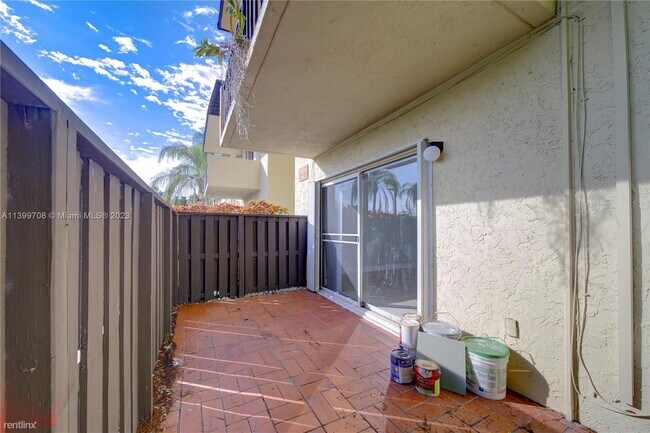 Building Photo - 3 br, 2 bath Condo - 9004 SW 137th St