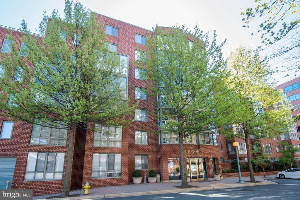 1045 N Utah St Unit 2109, Arlington, VA 22201 Room for Rent in