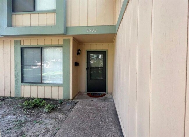 Foto del edificio - 9502 Quail Village Ln