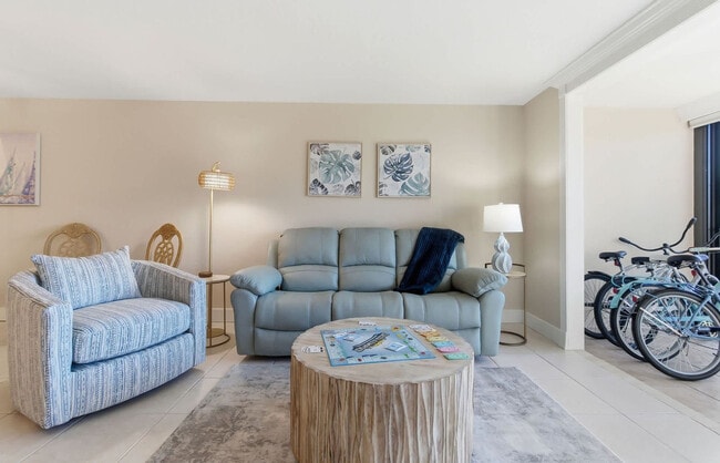 Building Photo - 853-899-899 Beach Rd
