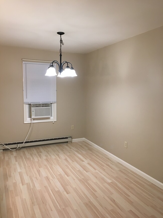 Dining room - 556 Nicholas Ave