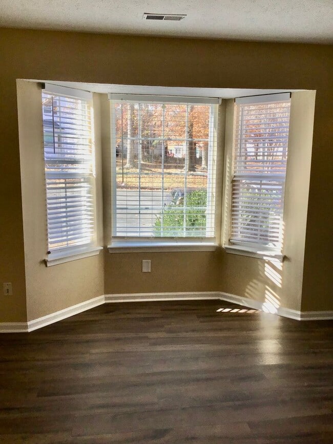 Building Photo - 1660 Skiffes Creek Cir