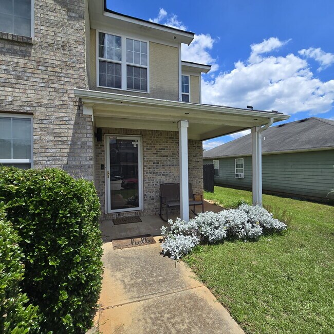 Building Photo - "Charming 3-Bed Retreat with 2.5 Baths on Cimmaron Court, Hampton!"