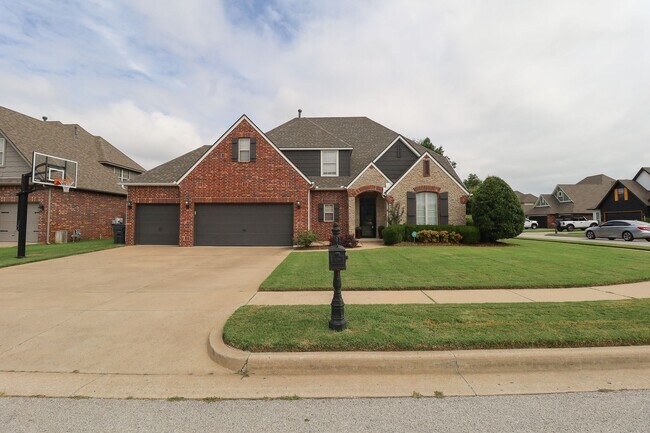 Foto del edificio - Spacious 4 Bedroom, 4 Bathroom Home in Bixby!