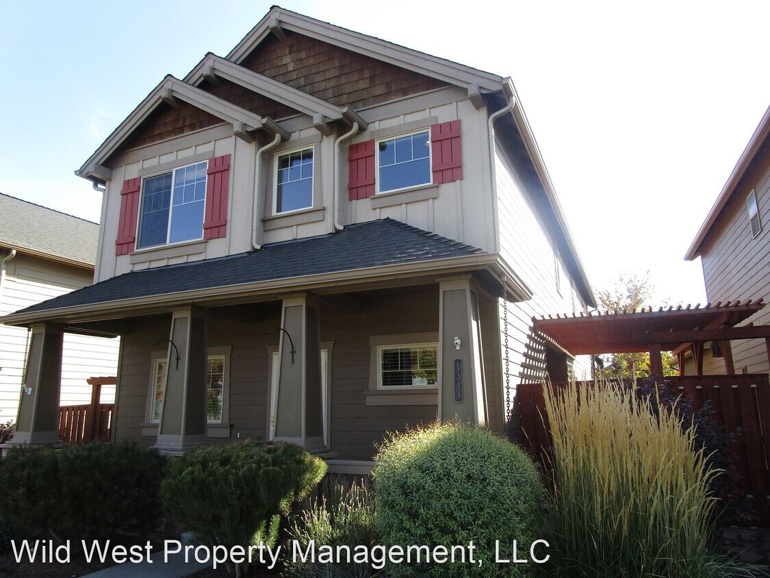 3 br, 2.5 bath House 1344 NE Carson Street House Rental in