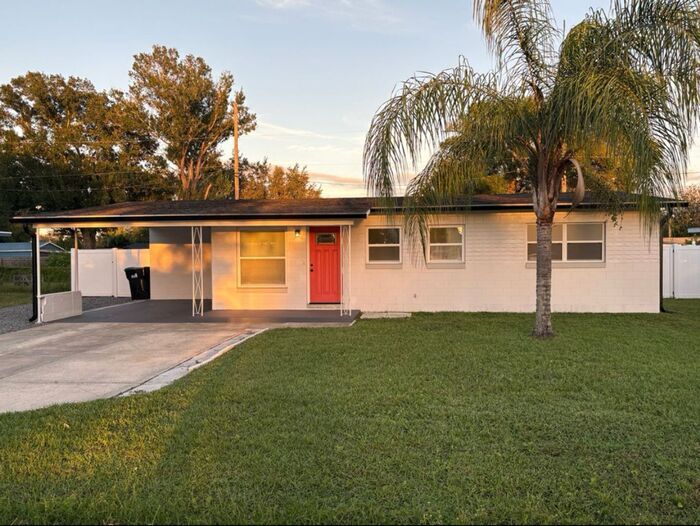 Foto principal - 3 Bedrooms on a fenced back yard and a sough after school zone Lawn Care included