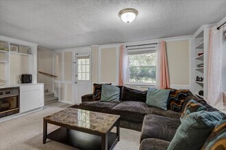 Building Photo - 102A White Oak Dr