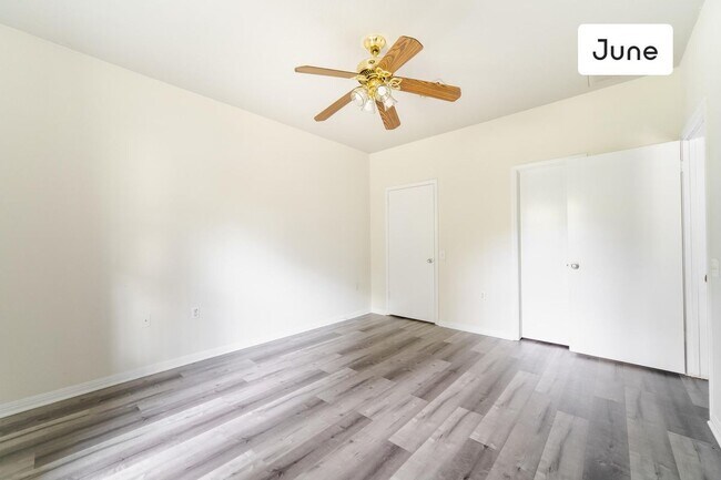 Building Photo - ROOM ONLY in 4-bed/2.0-bath Home