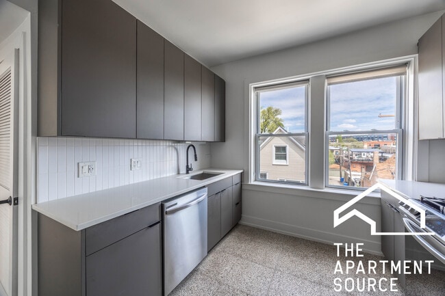 Building Photo - 3049 W Medill Ave