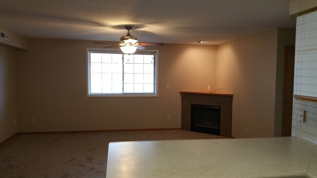 Building Photo - FALL 2024!  2 Bedroom, 1 bath condo in Nor...