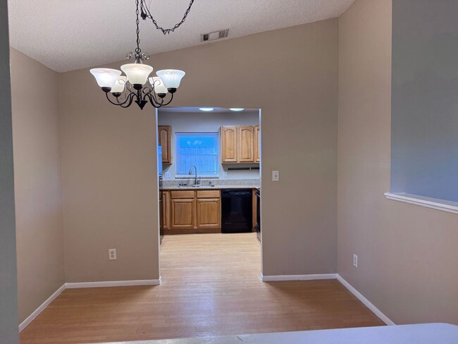 Building Photo - Comfortable 3/2 in Alafaya Woods, Oviedo