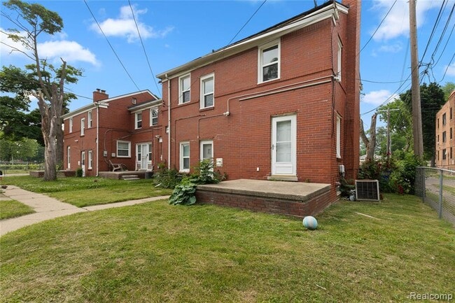 Building Photo - 3455 Santa Maria St