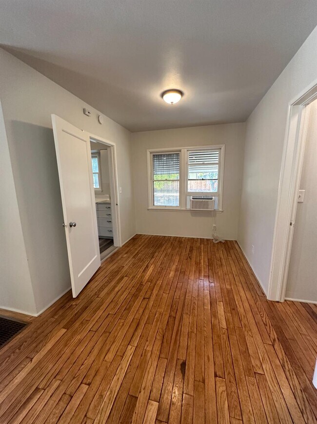 Building Photo - 2627 N Thorne Ave