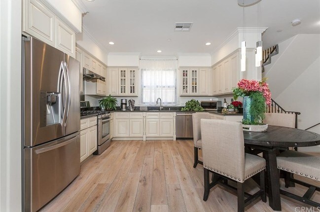 Building Photo - 730 S Marengo Ave