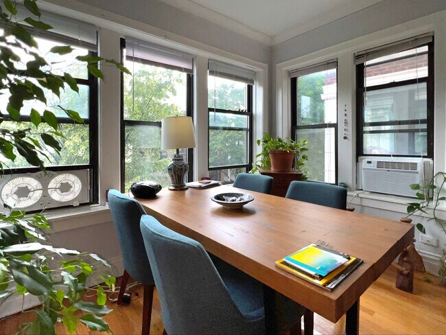 Foto del edificio - Spacious 1 Bed in Prime Edgewater Glen Loc...