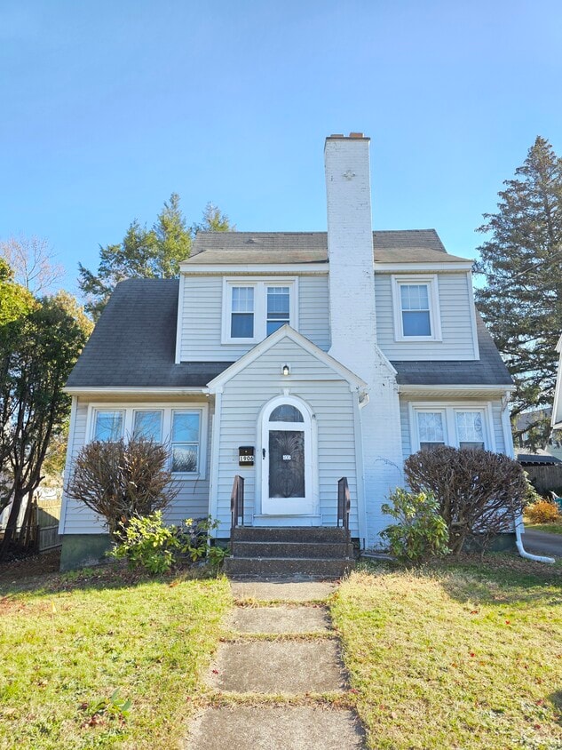 Primary Photo - 1906 Burdett Ave