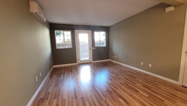 Building Photo - Central Location -  Plenty of Amenities